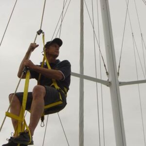 top-climber-solo-mast-climbing-safe-to-the-top-of-the-mast-maru-watersports