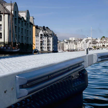 fender-protecting-edge-piers-maru-watersports